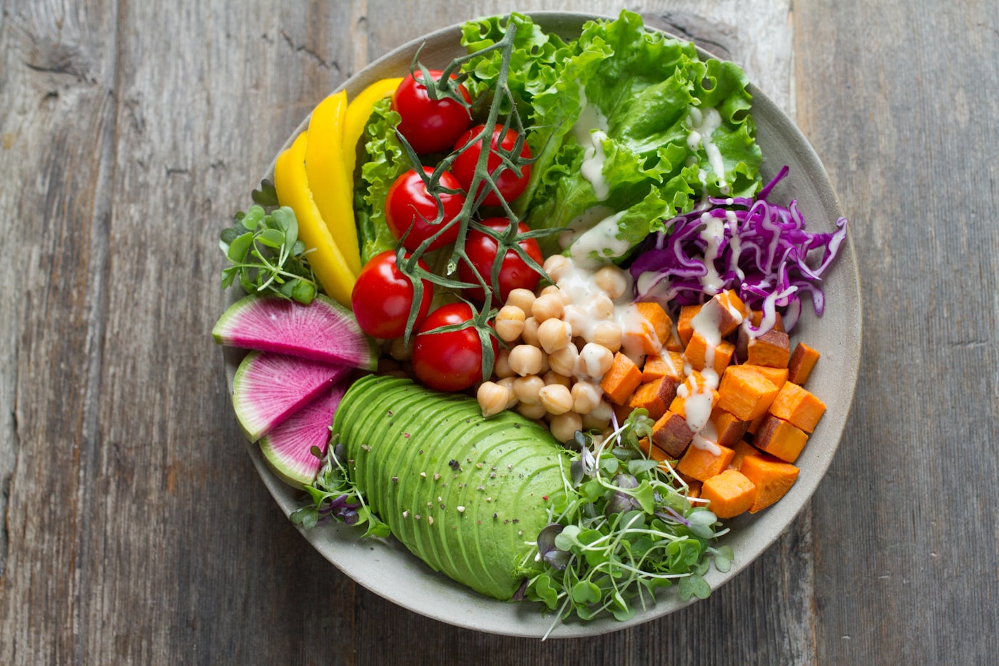 Assiette colorée illustrant des conseils nutrition